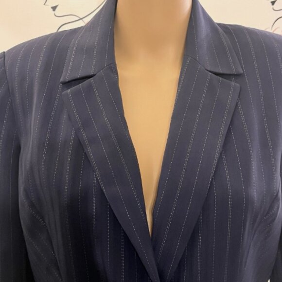 Liz Claiborne. Size 8. Pinstripe Navy Long Sleeve Professional Blazer. WTC - Picture 2 of 5